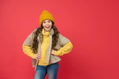 Mutlu yüzlü çocuk sıcak kış giysileri giyiyor ve tatil, fotokopi alanı, sonbahar havası için hazırlanıyor.