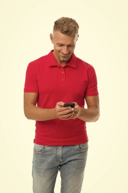 SMS yolluyorum. Mutlu adam beyaz telefondan izole bir şekilde SMS gönderiyor. SMS mesajı. Kısa mesaj servisi. SMS teslimatı onaylandı. Taşınabilir yaşam tarzı. Modern hayat