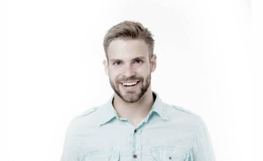 Tıraşsız yüzünde mükemmel bir gülümsemeyle beyaz arka planda izole edilmiş bir adam. Sakallı mutlu adam. Sakallı ve yakışıklı. Cilt bakımı ve bakım. Saç ve berber salonu.