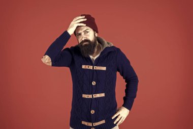 Unuttum. Duygusal bir ifade. Kış mevsimi için günlük kıyafetler. Sakallı hippi, şık bir kazak ve şapka. Uzun sakallı hippi. Hippi yaşam tarzı. Şık bir şapka aksesuarı.