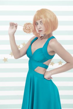 Lolipoplu mutlu poster modeli. Lolipopu olan havalı bir kız. Seksi bir kadın. Turuncu saçlı moda kızı eğleniyor. Oyuncu modunda çılgın bir kız. Çok eğlenceli. Partinin tadını çıkarıyorum. Hoş görünüş. Deliriyorum