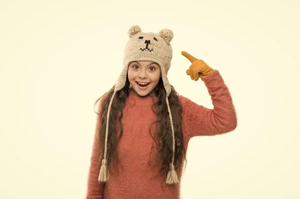 Bära varje tillfälle. Lycklig barndom. liten flicka i stickad hatt och handskar. Julhelgsaktivitet. rolig barn mysig tröja isolerad på vitt. kallt vinterväder. varma kläder och tillbehör för barn — Stockfoto