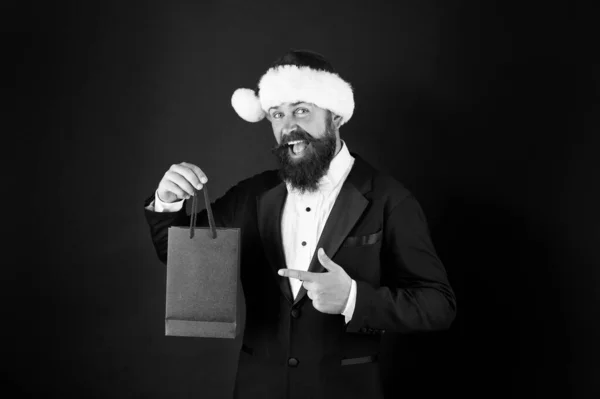 Oszczędzaj na zakupach. Robimy zakupy z radością. Człowiek z brodą trzyma torby na zakupy. Kup prezenty noworoczne. Kupuję prezenty. Niezły zakup. Poznaj najnowsze kolekcje odzieży zimowej. Usługi dodatkowe — Zdjęcie stockowe