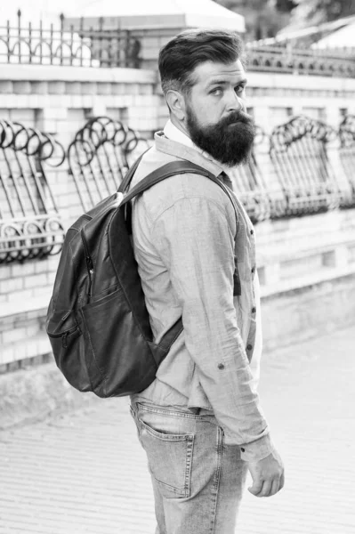 Utazás emlékeket gyűjteni. A szakállas ember a modern városban utazik. Hipster hátizsákkal. Öröm volt utazni. Városnézés a városban. Nyári szünet. Utazás. Vándorlási vágy. Utazzon többet, hogy felfedezze magát — Stock Fotó
