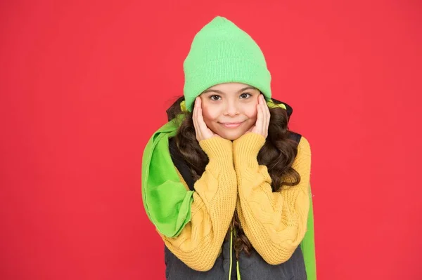 Beleza em grande estilo. bonito adolescente menina usar roupas de malha. Natal compras de inverno. moda de estação fria. criança com roupas quentes. miúdo pronto para as férias. Feliz Natal. Feliz Natal. vendas de ano novo. Roupas novas — Fotografia de Stock