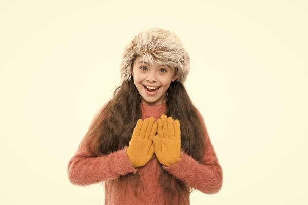 Meine Hände sind warm. bereit für die Winterkälte. kleine Mädchen Ohrenklappen Hut und Handschuh. ihren Lieblings-Strickpullover. aktive gesunde Kindheit. Winterwärme. Kindermode. fröhliches kleines Kind isoliert auf weiß — Stockfoto