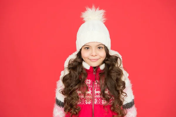 Noel tatilinde, sıcak kış kıyafetleri içinde neşeli bir genç kız. — Stok fotoğraf