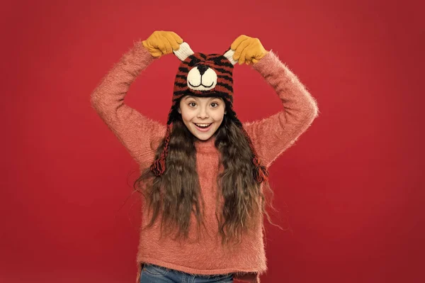 Ultima collezione. moda per bambini. divertente accessorio maglieria. piccola ragazza felice in cappello a maglia. bambino allegro in guanti indossare vestiti caldi. buon divertimento durante le vacanze invernali. periodo natalizio — Foto Stock