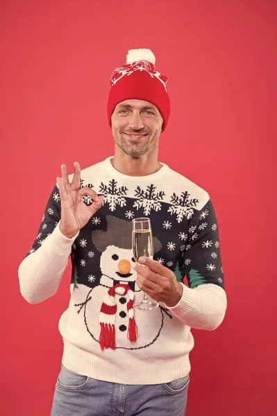 今年の冬はいいワインだ。サンタはお祝いの準備ができてる。クリスマスパーティーの時間だ。クリスマスだよ。新年明けましておめでとう。セクシーな男サンタ耳フラップの帽子。Unshaven男面白いセーターを飲むシャンパン — ストック写真