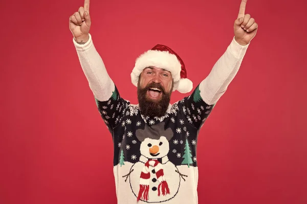 Está na hora de celebrar. celebração de férias de inverno. sentir liberdade e sucesso. felicidade do ano novo. Feliz Natal. Feliz Natal. Diverte-te. homem barbudo feliz chapéu de Pai Natal vermelho. hipster animado camisola engraçada com boneco de neve — Fotografia de Stock