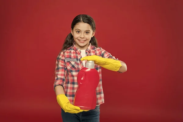 Desinfectar geles adecuados para toda la familia. Chica en guantes de goma para la limpieza mantenga botella de plástico líquido químico. Ayuda a limpiar. Utilice el producto para la limpieza. Concepto de limpieza. Artículos de limpieza —  Fotos de Stock