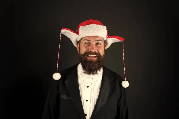 Conceito de espírito natalício. Relatório financeiro. Gerente pronto comemorar o ano novo. Escritório de festas de Natal. Idéias de festa corporativa. Festa de Natal corporativa. Homem barbudo hipster desgaste santa chapéu — Fotografia de Stock