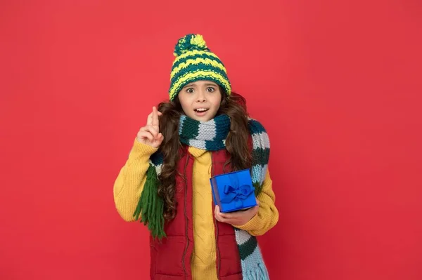Stylové dítě v péči o pleteniny zdraví v chladné sezoně držení dárkové krabice na Silvestrovskou dovolenou, zimní prodej — Stock fotografie