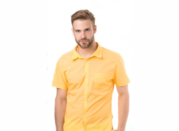 침착 한 얼굴의 남자가 자신있게 솜 셔츠를 입고 흰색 배경을 하고 있습니다. 패션 컨셉. 평범 한 노란 아마포 셔츠를 입은 남자가 매력적으로 보인다. 브리 슬 이 있는 남자는 평상복을 입거나 정식으로 입는다 — 스톡 사진
