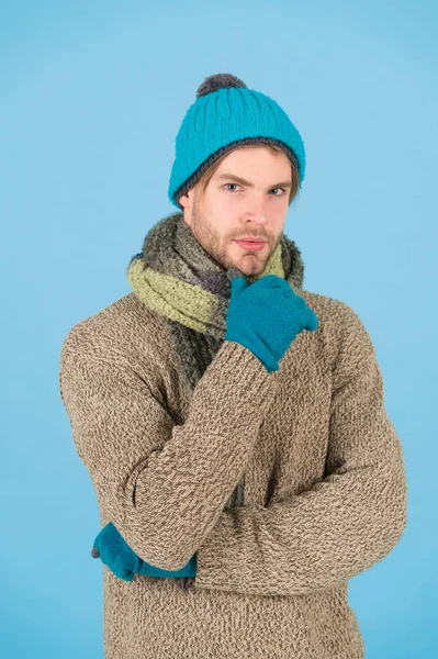Nienawidzę zimna. Facet nosi zimowe ubrania. Człowiek gotowy świętować zimowe wakacje. Ogrzewam cię w ten świąteczny sezon. Kick zimno zanim kopnie cię — Zdjęcie stockowe