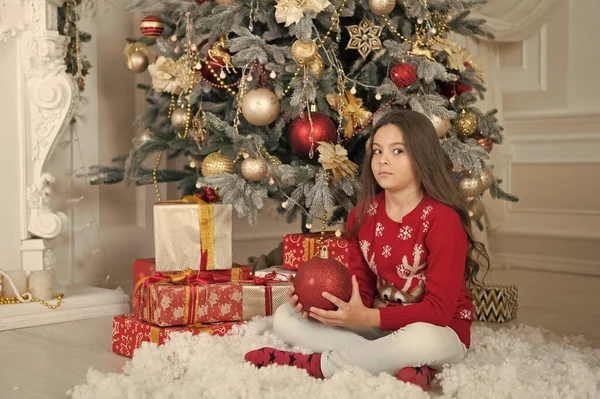 Preparación navideña. Niña decorar el árbol de Navidad. El niño pequeño celebra la Navidad y el año nuevo. Feliz Navidad. Feliz Año Nuevo — Foto de Stock