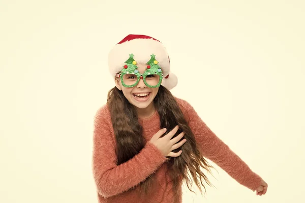 Τρέξτε. Χριστουγεννιάτικες διακοπές. Μικρό κορίτσι με καπέλο Άι Βασίλη. Διασκεδάζω. Ευτυχισμένο παιδί χριστουγεννιάτικο δέντρο eyewear αξεσουάρ περίπτερο στηρίγματα. Μικρέ Άγιε Βασίλη. Χριστουγεννιάτικη εκδήλωση και διασκέδαση. Ευτυχισμένος για το νέο έτος — Φωτογραφία Αρχείου