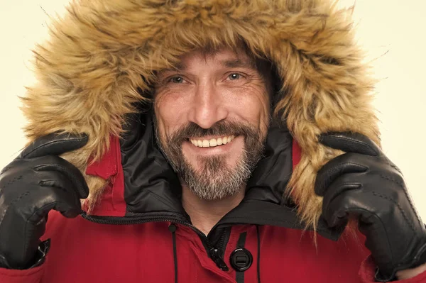 Halten Sie Ihren Kopf behaglich in der gemütlichen Kapuze. Glücklicher Mann trägt Parka-Kapuze. Ältere Männer lächeln in Kunstpelzhaube. Modetrends für Kapuzenmäntel. Stylische Kapuze für kaltes Winterwetter — Stockfoto