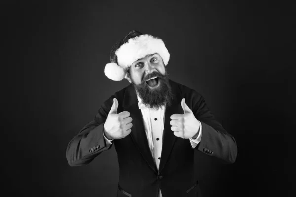 Enthousiaste. Bonheur et joie. Fête de Noël d'entreprise. Un hipster barbu porte un chapeau de Père Noël. Concept esprit de Noël. Le directeur célèbre le nouvel an. Fête de Noël. Idées vacances d'entreprise — Photo