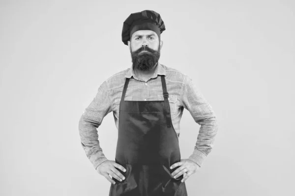 Chef barbu sérieux. brutal cuisinier masculin en chapeau et tablier. homme professionnel cuisinant. cuisine du restaurant et culinaire. entreprise de restauration. Bienvenue dans notre café. heure du déjeuner — Photo