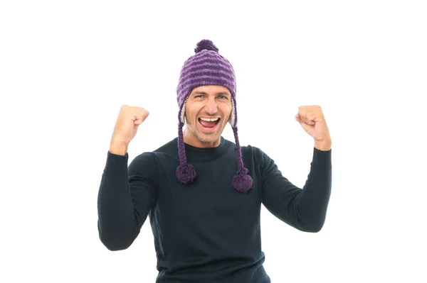 행복 한 중년 남자 겨울 따뜻 한 뜨개 질 모자하얀, 행복에 고립 — 스톡 사진