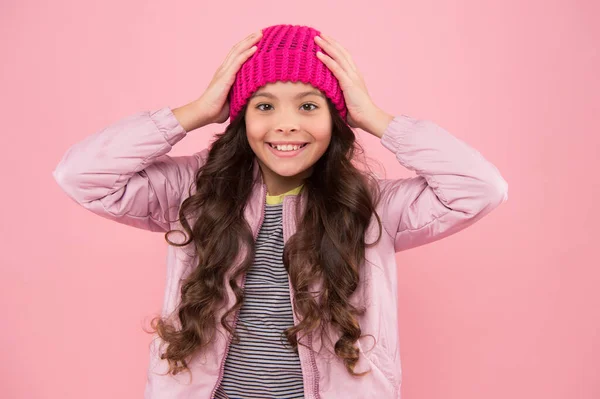 아름다운 얼굴로 미소짓는 행복 한 아가씨 머리는 핑크 색 배경에 드레스 모자를 쓰고 — 스톡 사진