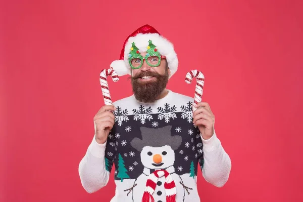 Santa guy in hat and party glasses like his favorite winter sweater having fun on new year holiday, new year decoration — Stock Photo, Image