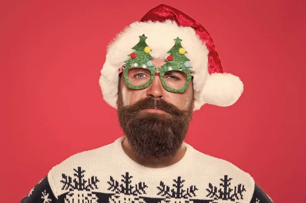 Nový rok, nové já. Vousáč nosí brýle na vánoční stromeček. Santa muž s dlouhými vousy a knírem. Hipster muž se slavnostním hravým pohledem. Neoholený muž v zimním stylu — Stock fotografie