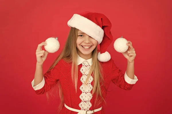 El Año Nuevo llegará pronto. Chica feliz celebrar la Navidad y el año nuevo. Niño pequeño decorar el árbol de Navidad. Decoraciones de año nuevo. Feliz año nuevo 2020. Feliz Navidad. —  Fotos de Stock