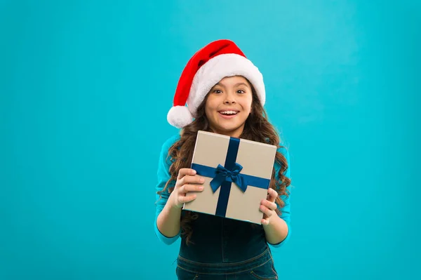 Felices fiestas de invierno. Niña pequeña. Regalo para Navidad. Infancia. Niña con sombrero de santa. Compras de Navidad. Fiesta de año nuevo. Chico Santa Claus. Le encanta la Navidad. Encontrar regalos en línea —  Fotos de Stock