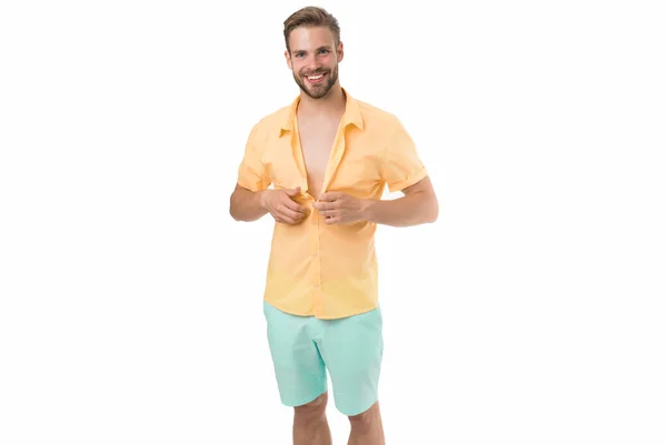 Abotonándose la camisa. Belleza para hombre, modelo de moda. Concepto de peinado. estilo casual en la vida cotidiana. chico bien vestido. Modelo sexy posando. Retrato de un hombre guapo. hombre sexy feliz botón hasta camisa — Foto de Stock