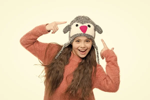 クリスマスだ。楽しさと喜び。祭りの精神。いい子だ。遊び心のあるかわいい。なぜ子供たちはかわいいようだ。愛らしい赤ちゃんはかわいい冬のニット帽を着用してください。かわいいアクセサリーだ。女の子は冬のテーマアクセサリーを着用 — ストック写真