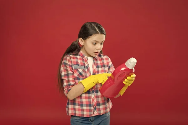 Gel desinfectante. Desinfecção antibacteriana do álcool. Menina em luvas de borracha para limpeza segurar líquido químico garrafa de plástico. Ajuda a limpar. Use o produto para limpeza. Serviço de limpeza. Material de limpeza — Fotografia de Stock