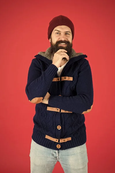 Cuidar do cabelo da barba em tempo frio. coleção de outono e inverno. Um hipster brutal de chapéu. homem barbudo alegre em jaqueta de malha. você precisa se vestir calorosamente. moda de inverno masculino. Férias de inverno — Fotografia de Stock