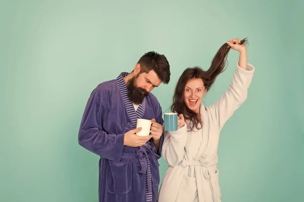 Quelle bonne matinée. Petit déjeuner. Détendez-vous avec du café. Joyeux jour de famille. homme et femme boivent une tasse de thé. Passer du bon temps à la maison. couple amoureux profiter du matin. porte une robe confortable. Goût délicieux — Photo