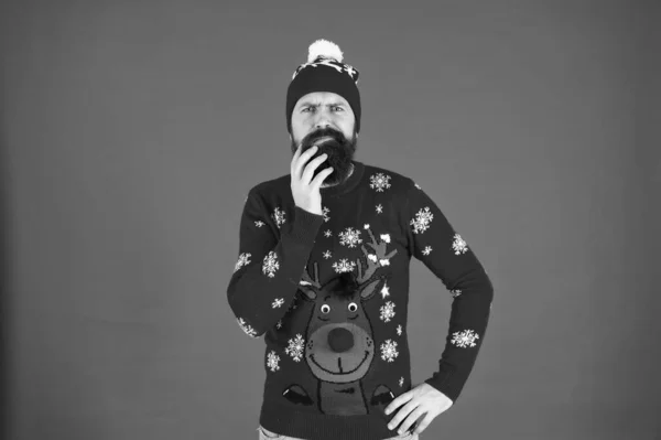 O que apresentar. barba de toque hipster pensativo. perdido em pensamentos. focado em escolher um presente. Devo usar roupas quentes. Que tempo é hoje. homem barbudo acessório de malha. o seu tempo de Natal — Fotografia de Stock