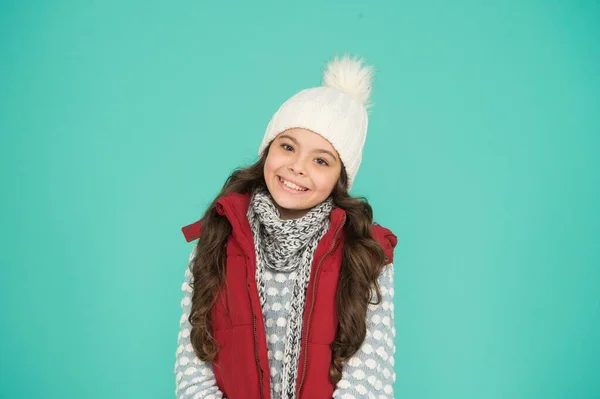 Ζεστά χαμόγελα. ζεστά ρούχα την χειμερινή περίοδο. πρόγνωση ψυχρού καιρού. Παιδική μόδα και ψώνια. Χριστούγεννα. έτοιμοι για τις διακοπές του νέου έτους. Δεν υπάρχει υποθερμία. χαρούμενο κορίτσι που φοράει στρώματα ρούχων — Φωτογραφία Αρχείου