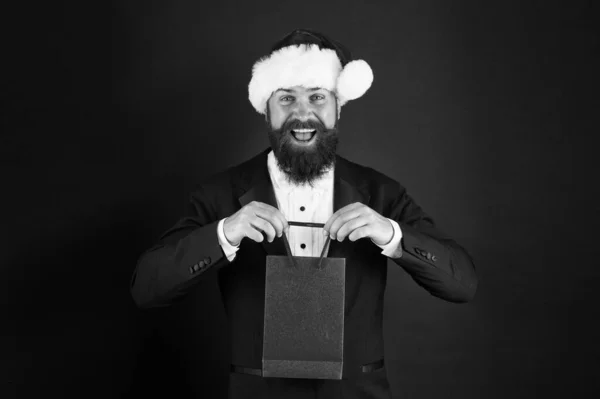 Ne hagyd ki a decemberi vásárt. Boldog Mikulás főnök tartja bevásárló táska. Karácsonyi vásár és kedvezmény. Karácsonyi különlegesség. Szezonális eladás. Alacsony árak. Nagy megtakarítások. Élvezze a csökkentést és az eladást. Ajándékot akarsz, másold a helyet. — Stock Fotó