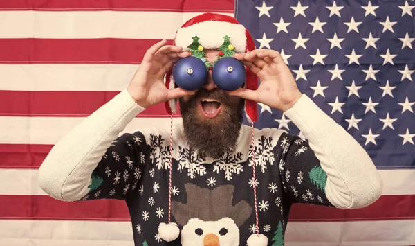 Wspaniałe amerykańskie święta. Szczęśliwego Mikołaja amerykańskiej flagi tle. Wielkie oczy. Wzruszające spojrzenie. Cieszę się, że widzę. Brodatego Amerykanina. Świętujcie Boże Narodzenie i Nowy Rok po amerykańsku. Zimowe pozdrowienia. Dobrze się bawię — Zdjęcie stockowe