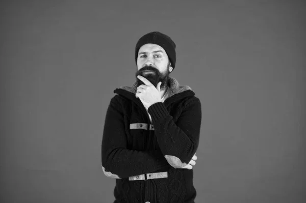 Posando para la foto. hombre barbudo pensando en chaqueta de punto. Tienes que vestirte con calidez. moda de invierno masculina. cuidar el cabello de la barba en tiempo frío. colección otoño e invierno. brutal hipster en sombrero — Foto de Stock