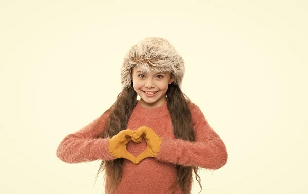 心中的爱。被白色隔离的快乐的小孩。准备过冬了。小女孩的耳环和手套。她最喜欢的针织毛衣。积极健康的童年。秋天的样子。童装时尚 — 图库照片