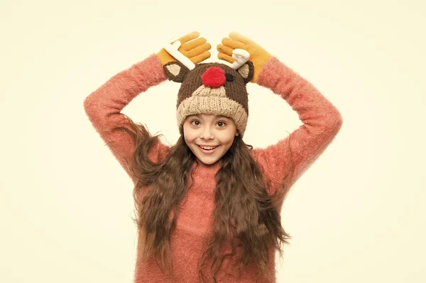 Accessori carini. Ragazza indossare accessori tema invernale. E 'Natale. Divertimento e gioia. Spirito festivo. Ragazzo allegro. Cutie giocoso. Adorabile bambino indossare carino cappello a maglia invernale. Renna carina con naso rosso — Foto Stock