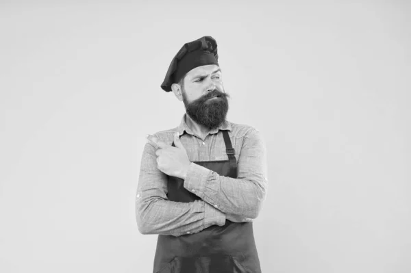 Donner une solution de restauration. Un chef barbu pointant du doigt. brutal cuisinier masculin en chapeau et tablier. homme professionnel cuisinant. cuisine du restaurant et culinaire. entreprise de restauration. Bienvenue dans notre café — Photo