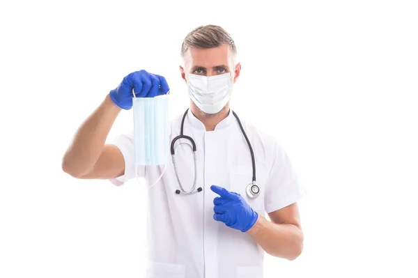 Ученый рекламирует ваш продукт. карантин вспышки эпидемии. covid-19 и здравоохранения. человек в маске искусственного дыхания. Врач в защитном костюме. гигиена пандемии коронавируса — стоковое фото
