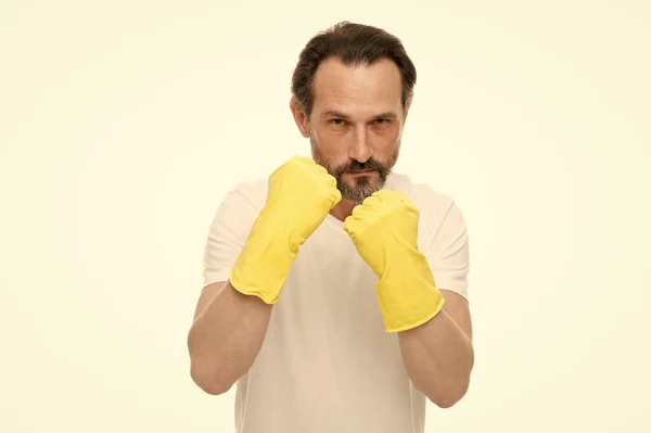 Hombre boxeando con guantes de goma. luchar contra las tareas domésticas. terminado con éxito la limpieza doméstica. mejor ama de llaves profesional. hombre barbudo maduro. marido golpeando con los puños. Knockout. da lo mejor de ti —  Fotos de Stock