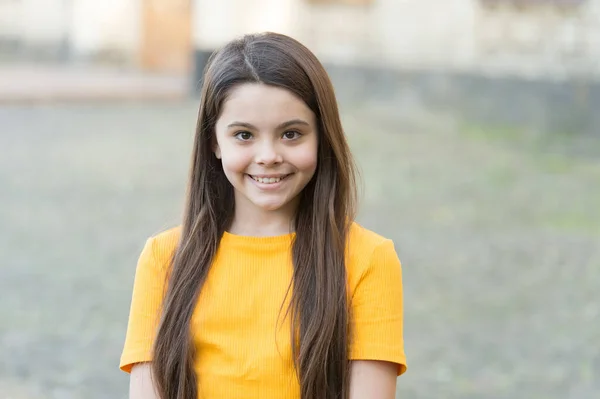 Aspetto di bellezza di adorabile ragazza bambino con lunghi capelli sorriso all'aperto, bella — Foto Stock