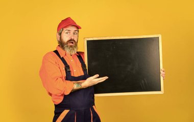 Tamirci tamir eder. Adam karatahta kopyalama alanını tutuyor. Elektrikçi tesisatçı tamirci. Tamir konsepti. İnşaat işçisi. Teknisyenleri tamir ediyorum. Oda servisi şirketi. Sunduğumuz hizmetler. Onarım fiyat listesi