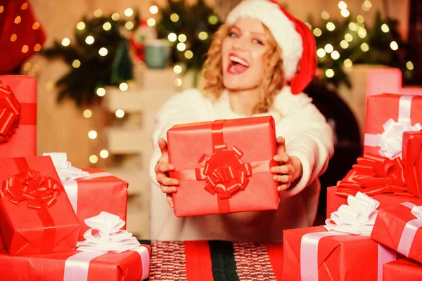 Shopaholic. Vrouw met kerst. meisje met kerst geschenkdoos. Cybermaandag. Gelukkig nieuwjaar. levering kerstcadeaus. Kerst verkoop. Boksdagconcept. wintervakantie. Nieuwjaarswinkelen — Stockfoto