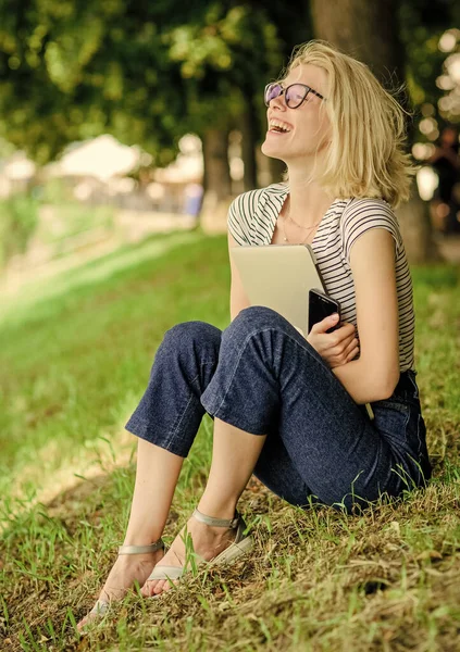 Ambiente inspirador de la naturaleza. Chica despreocupada estudiante trabajador portátil relajarse al aire libre se sientan hierba verde. Unidos con la naturaleza. Concepto de verano. Descansa y relájate. Una simple felicidad. Más cerca de la naturaleza —  Fotos de Stock