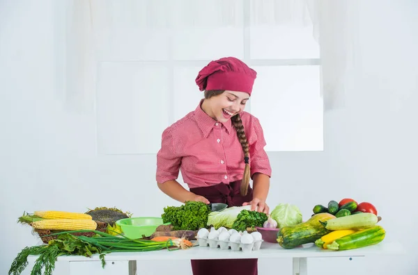 Njut av processen. Hälsosam kost och livsstil koncept. Grön vegetarisk mat. flicka med olika vitaminer. kost och hälsa. barn som har kul med mat grönsaker i köket. Barn och grönsaker — Stockfoto